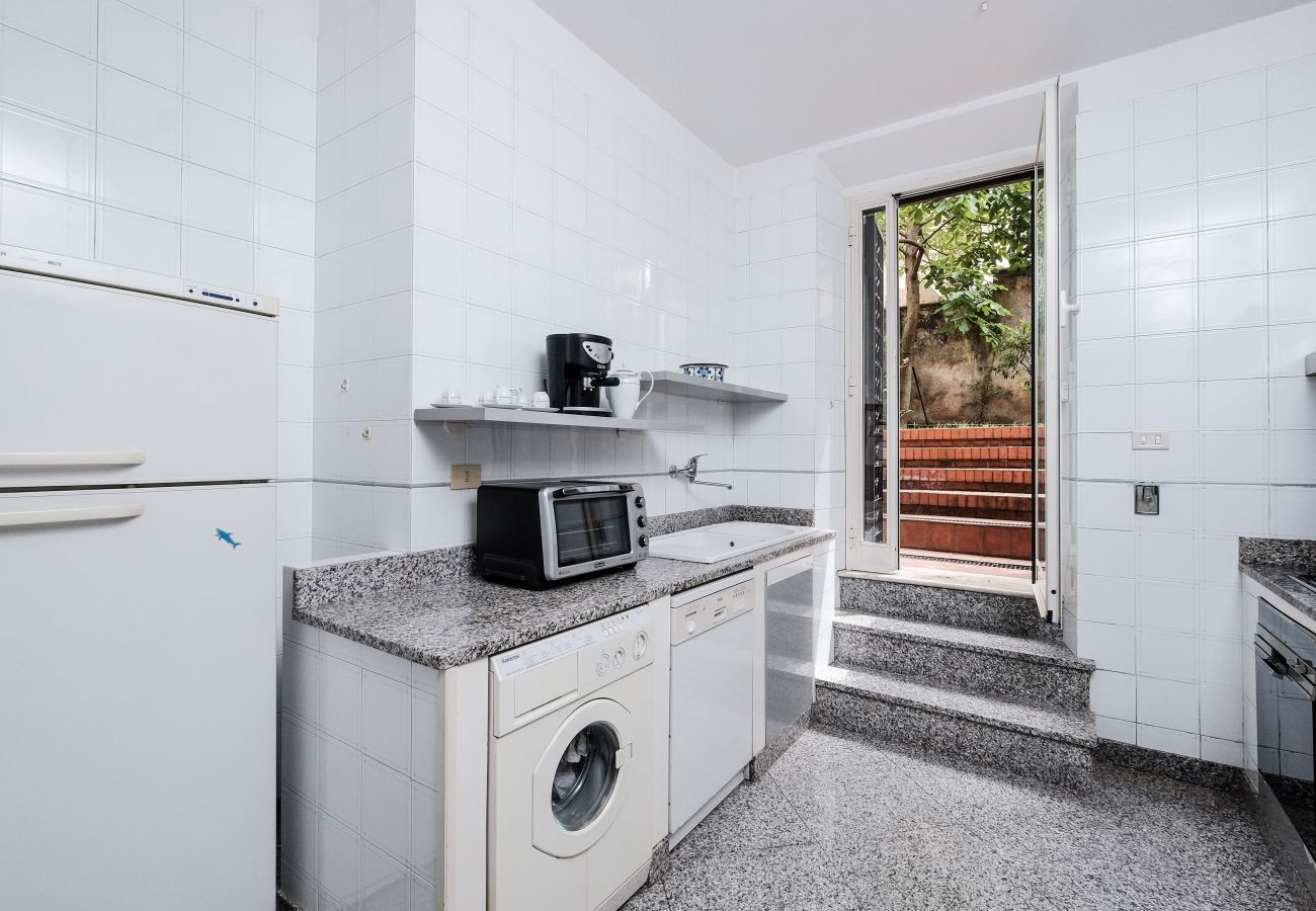 Appartamento a Roma - Lush Garden Steps Away from Great Park