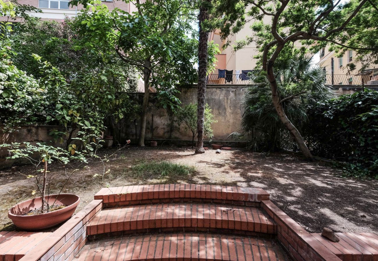 Appartamento a Roma - Lush Garden Steps Away from Great Park