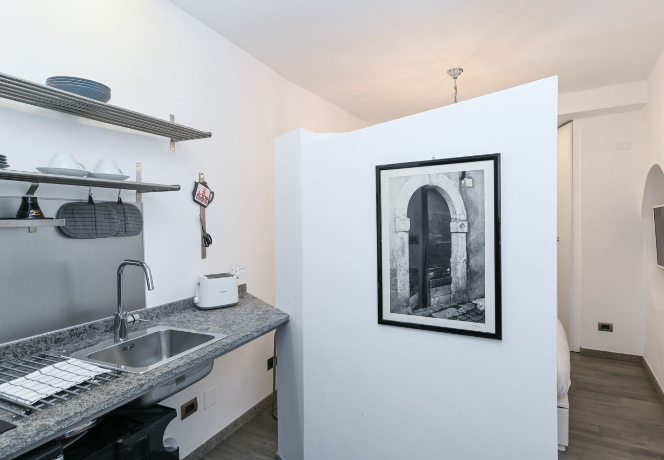 Studio a Roma - The Essential - Trastevere Design Studio