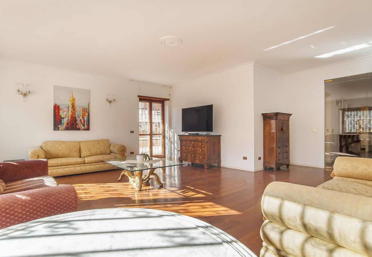 Appartamento a Roma - EUR Luminous and Large Family Terrace Apartment