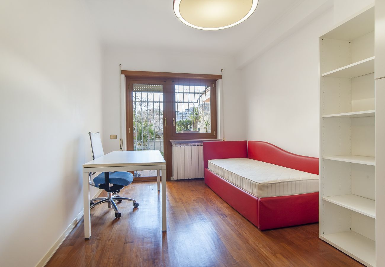Appartamento a Roma - EUR Luminous and Large Family Terrace Apartment