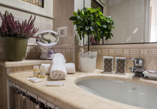 Appartamento a Roma - Family 2 BR Colosseum Charming + Small Balcony Appartamento a Roma - Family 2 BR Colosseum Charming + Small Balcony
