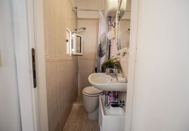 Appartamento a Roma - Family 2 BR Colosseum Charming + Small Balcony Appartamento a Roma - Family 2 BR Colosseum Charming + Small Balcony