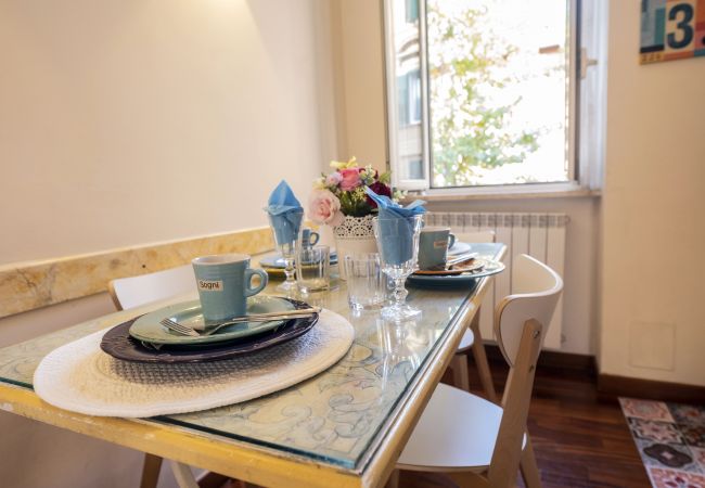 Appartamento a Roma - Family 2 BR Colosseum Charming + Small Balcony Appartamento a Roma - Family 2 BR Colosseum Charming + Small Balcony