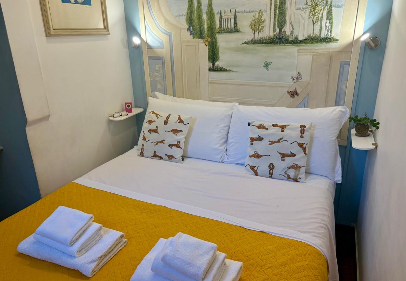 Appartamento a Roma - Family 2 BR Colosseum Charming + Small Balcony