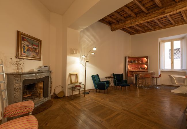 Appartamento a Roma - Chic and Style in Historical Via Giulia