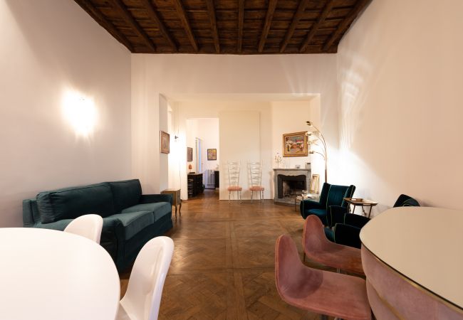 Appartamento a Roma - Chic and Style in Historical Via Giulia