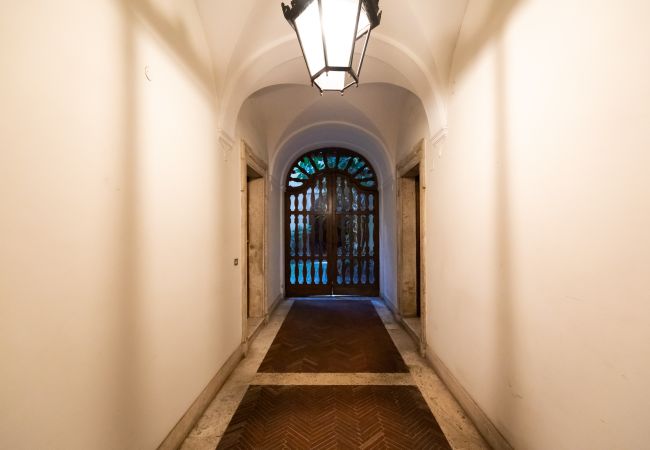 Appartamento a Roma - Chic and Style in Historical Via Giulia