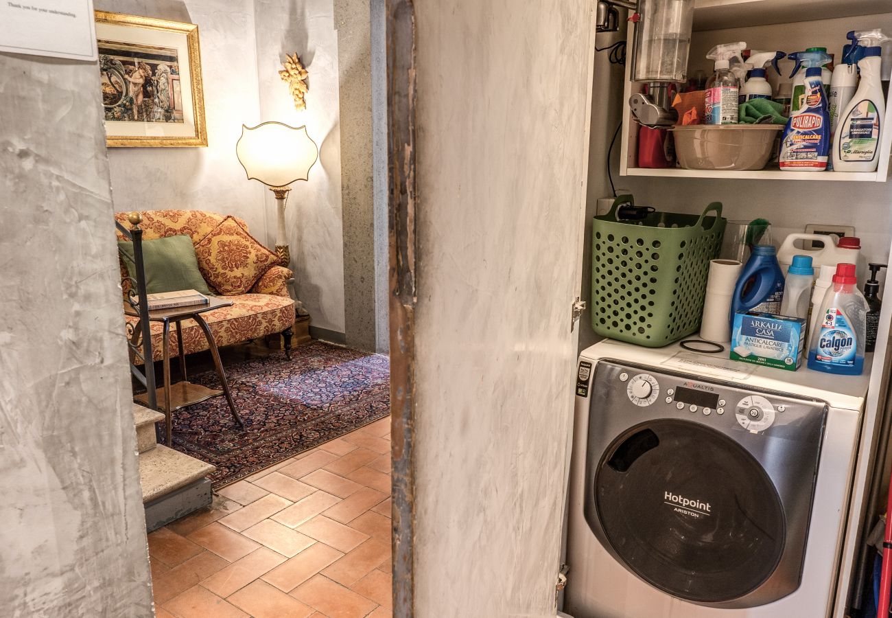 Appartamento a Roma - Stylish 2 Bdr Apt with Balcony by Pantheon & Forum