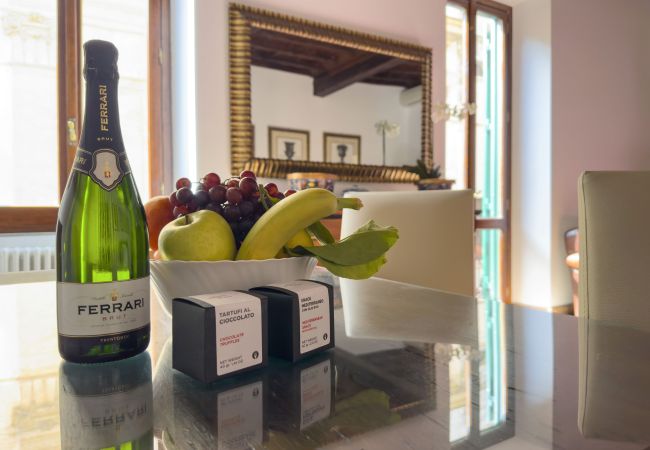 Appartamento a Roma - Via Giulia Charming Apartment with Balcony Appartamento a Roma - Via Giulia Charming Apartment with Balcony