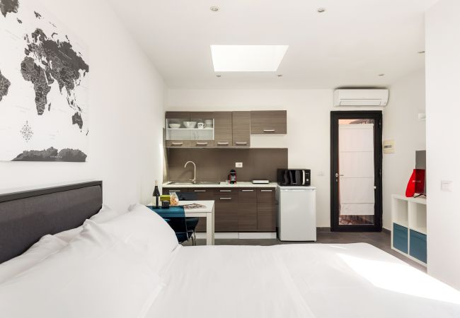 Studio a Roma - Lovely Studio with Balcony by St. Peter Studio a Roma - Lovely Studio with Balcony by St. Peter