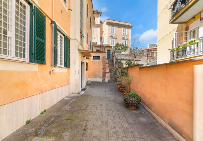 Studio a Roma - Lovely Studio with Balcony by St. Peter Studio a Roma - Lovely Studio with Balcony by St. Peter