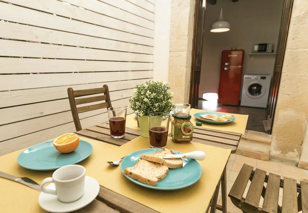 Apartment in Syracuse - Studio Alagona, three minutes walk from the sea