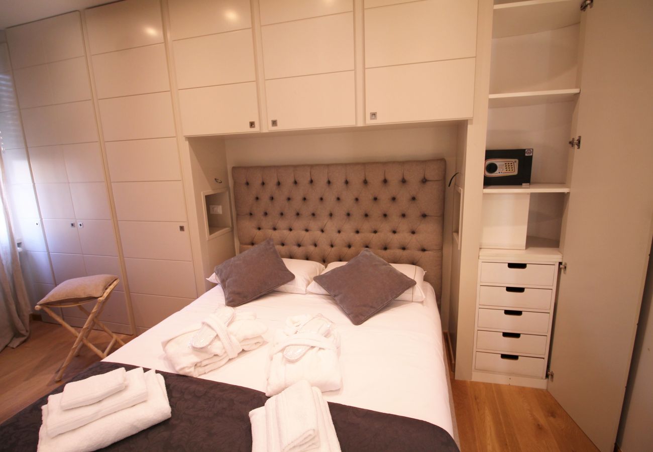 Apartment in Rome - See St. Peter from a Wonderful Terrace