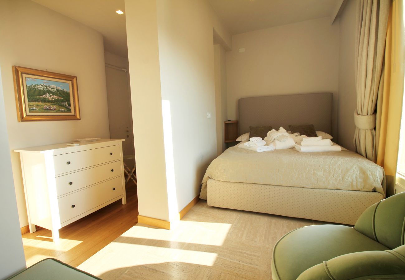 Apartment in Rome - See St. Peter from a Wonderful Terrace