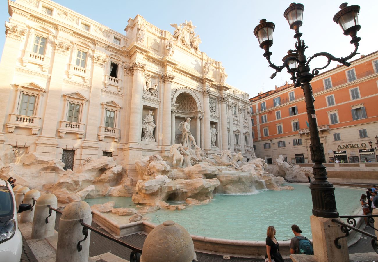 Apartment in Rome - The Trevi Fountain and Spanish Steps Experience