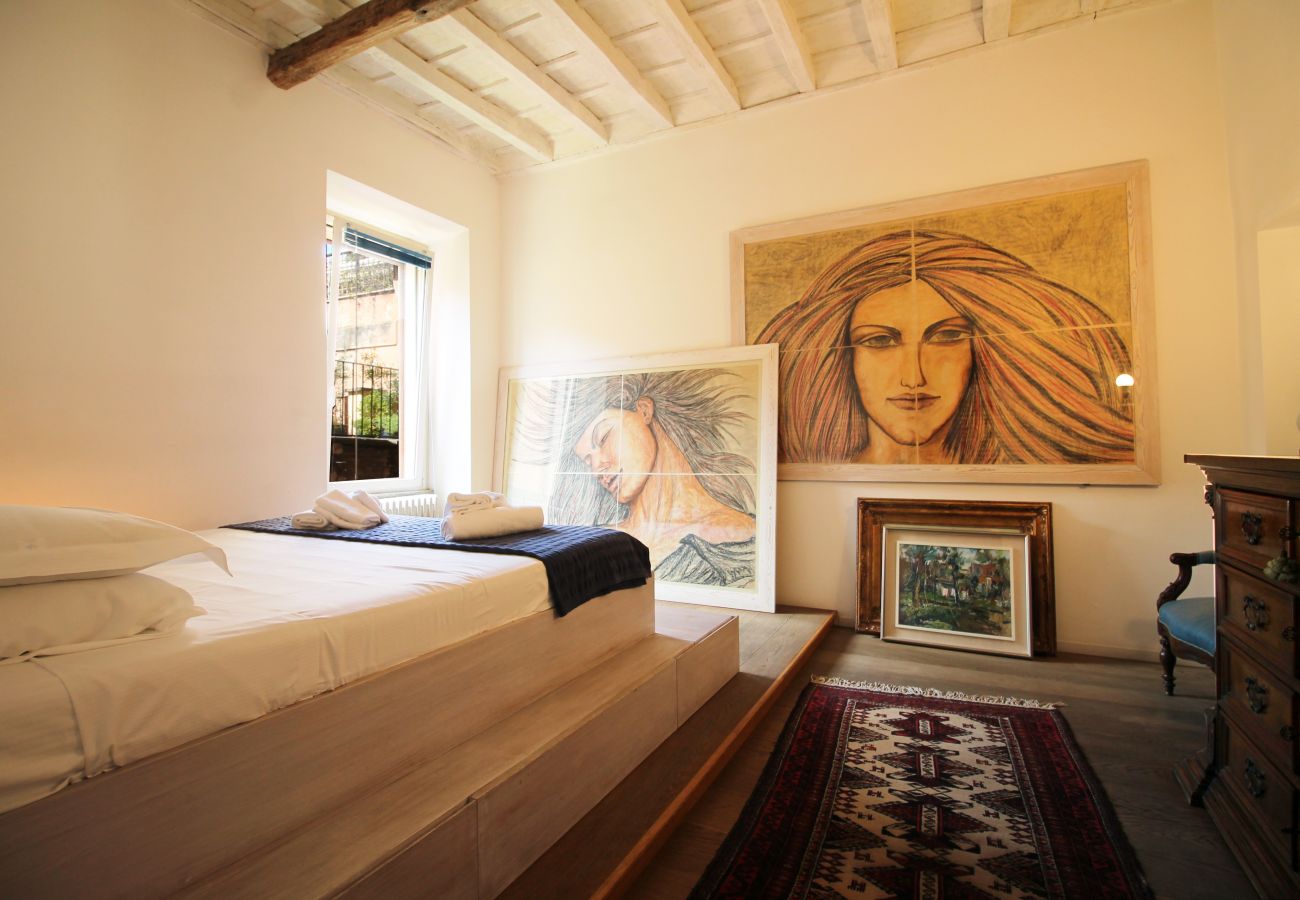 Apartment in Rome - The Trevi Fountain and Spanish Steps Experience