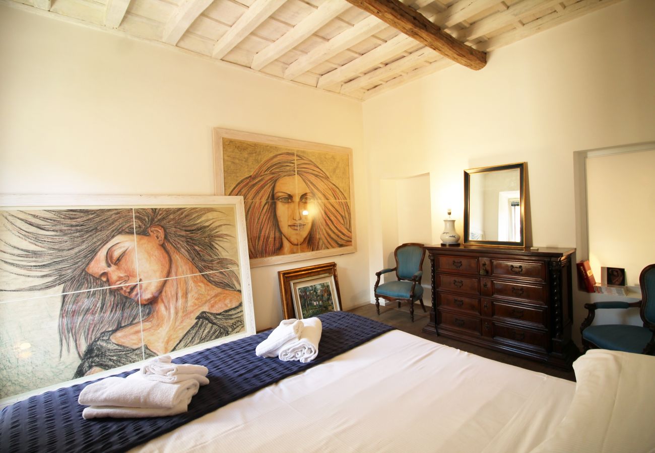 Apartment in Rome - The Trevi Fountain and Spanish Steps Experience