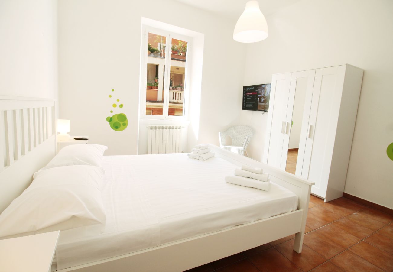 Apartment in Rome - Walk to the Colosseum from your Family Apt