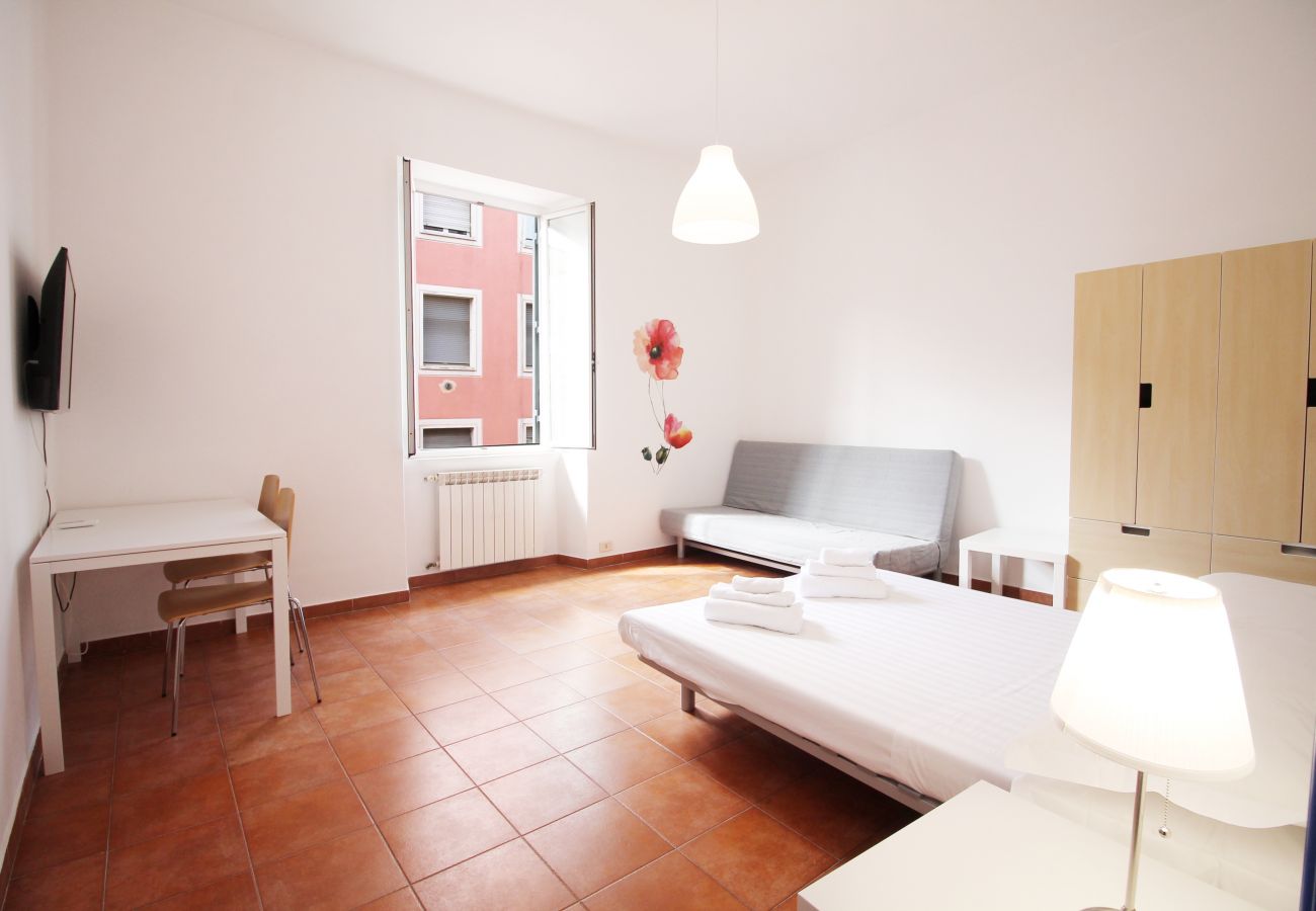 Apartment in Rome - Walk to the Colosseum from your Family Apt