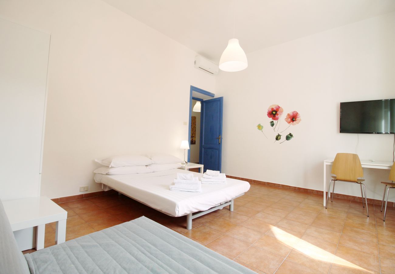 Apartment in Rome - Walk to the Colosseum from your Family Apt