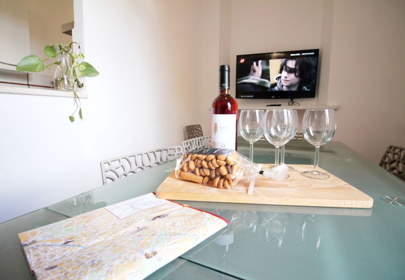 Apartment in Rome - Walk to the Colosseum from your Family Apt