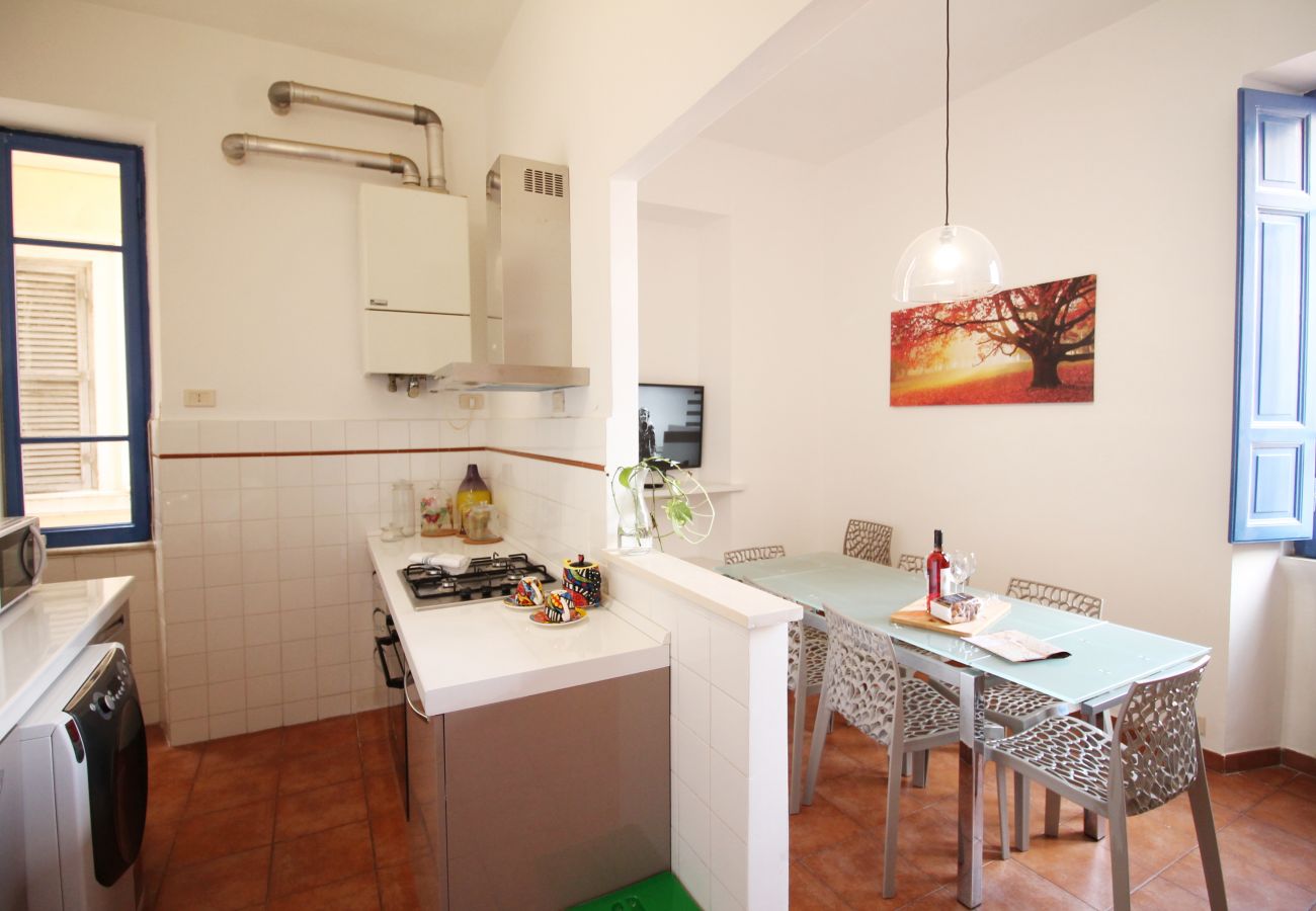 Apartment in Rome - Walk to the Colosseum from your Family Apt