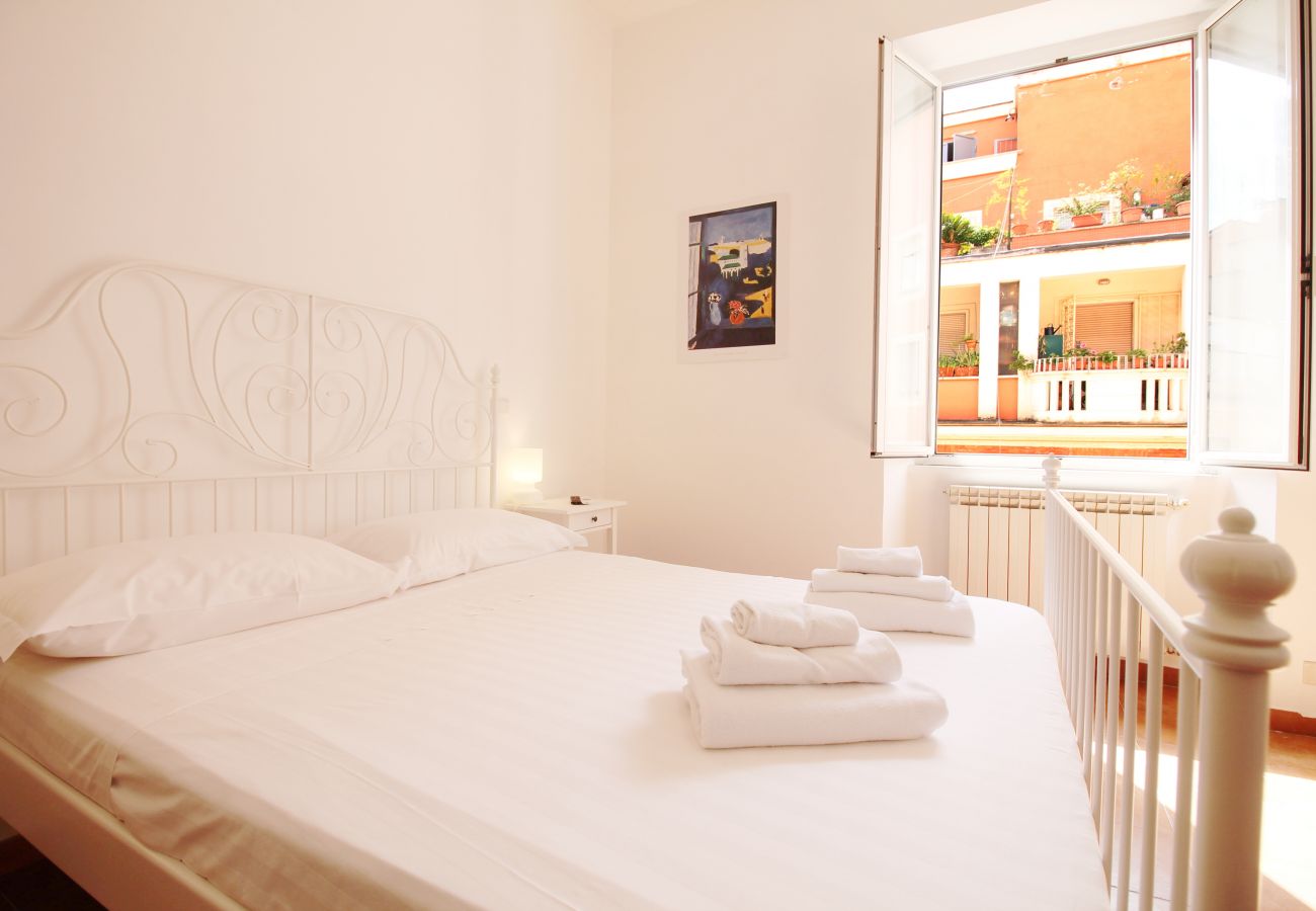 Apartment in Rome - Walk to the Colosseum from your Family Apt