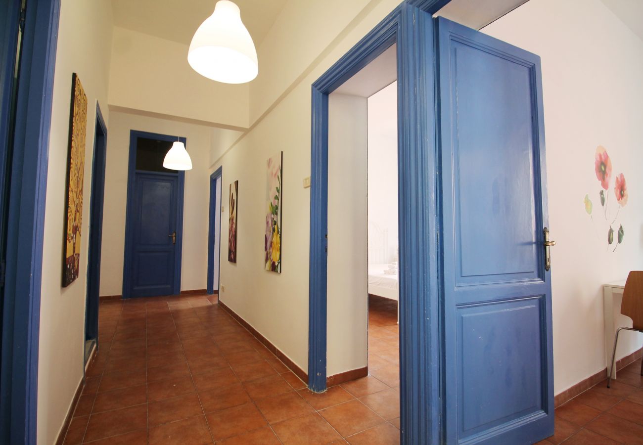 Apartment in Rome - Walk to the Colosseum from your Family Apt