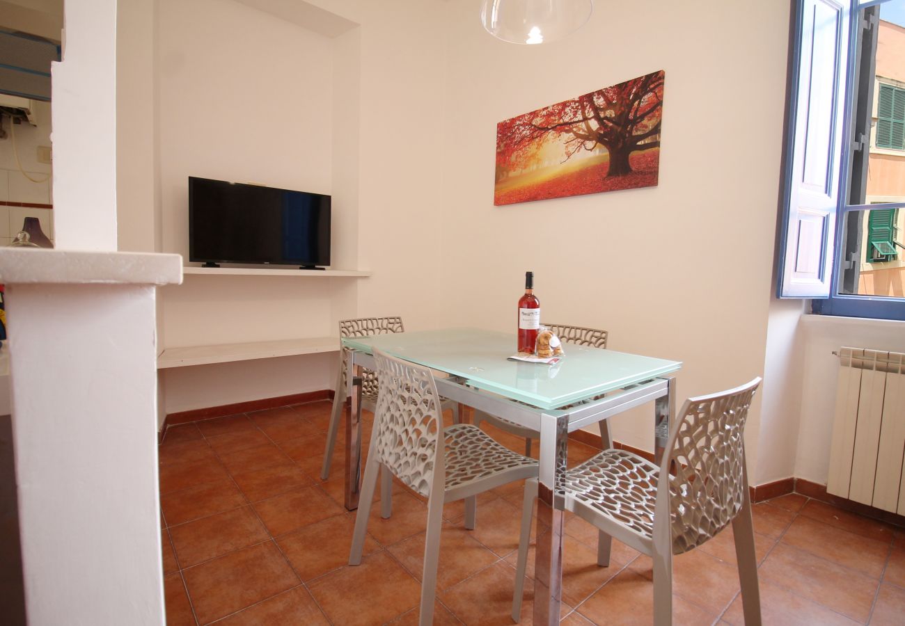 Apartment in Rome - Walk to the Colosseum from your Family Apt