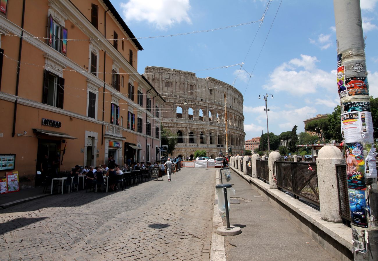 Apartment in Rome - Walk to the Colosseum from your Family Apt