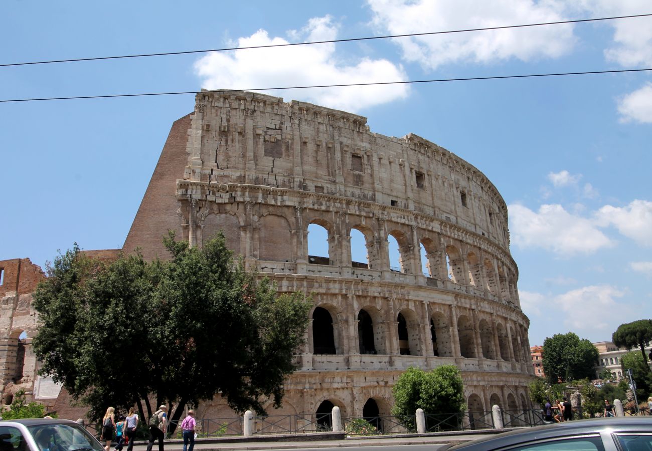 Apartment in Rome - Walk to the Colosseum from your Family Apt