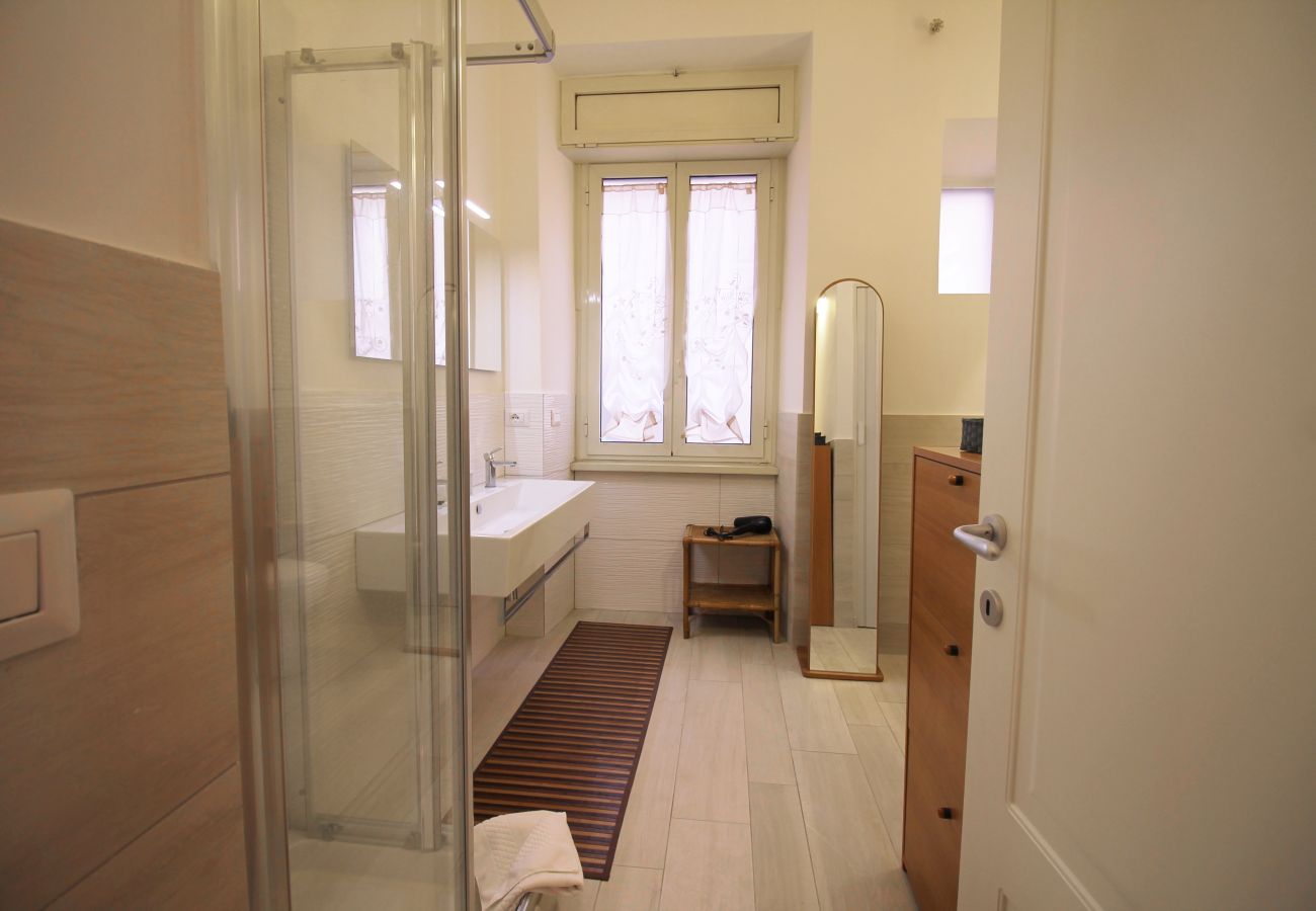 Apartment in Rome - Walk to the Vatican from Your Smart Apt