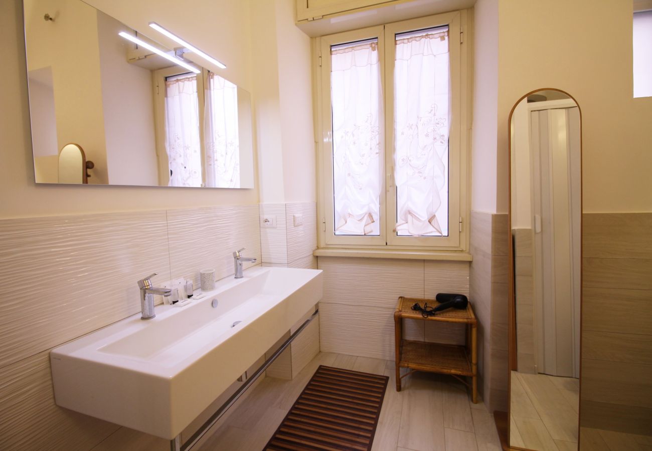 Apartment in Rome - Walk to the Vatican from Your Smart Apt