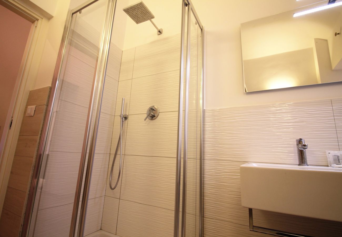 Apartment in Rome - Walk to the Vatican from Your Smart Apt