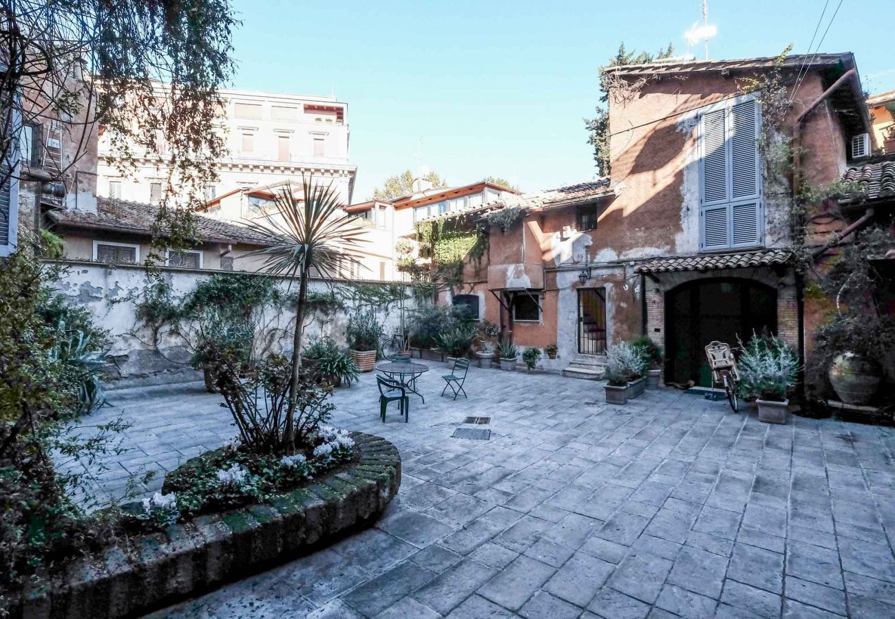 Apartment in Rome - Vespa Studio Loft Trastevere