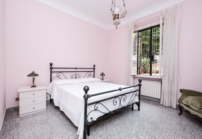 Apartment in Roma - Lush Garden Steps Away from Great Park Apartment in Roma - Lush Garden Steps Away from Great Park