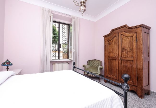 Apartment in Roma - Lush Garden Steps Away from Great Park Apartment in Roma - Lush Garden Steps Away from Great Park
