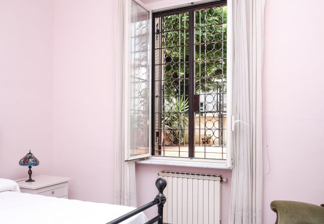 Apartment in Roma - Lush Garden Steps Away from Great Park Apartment in Roma - Lush Garden Steps Away from Great Park
