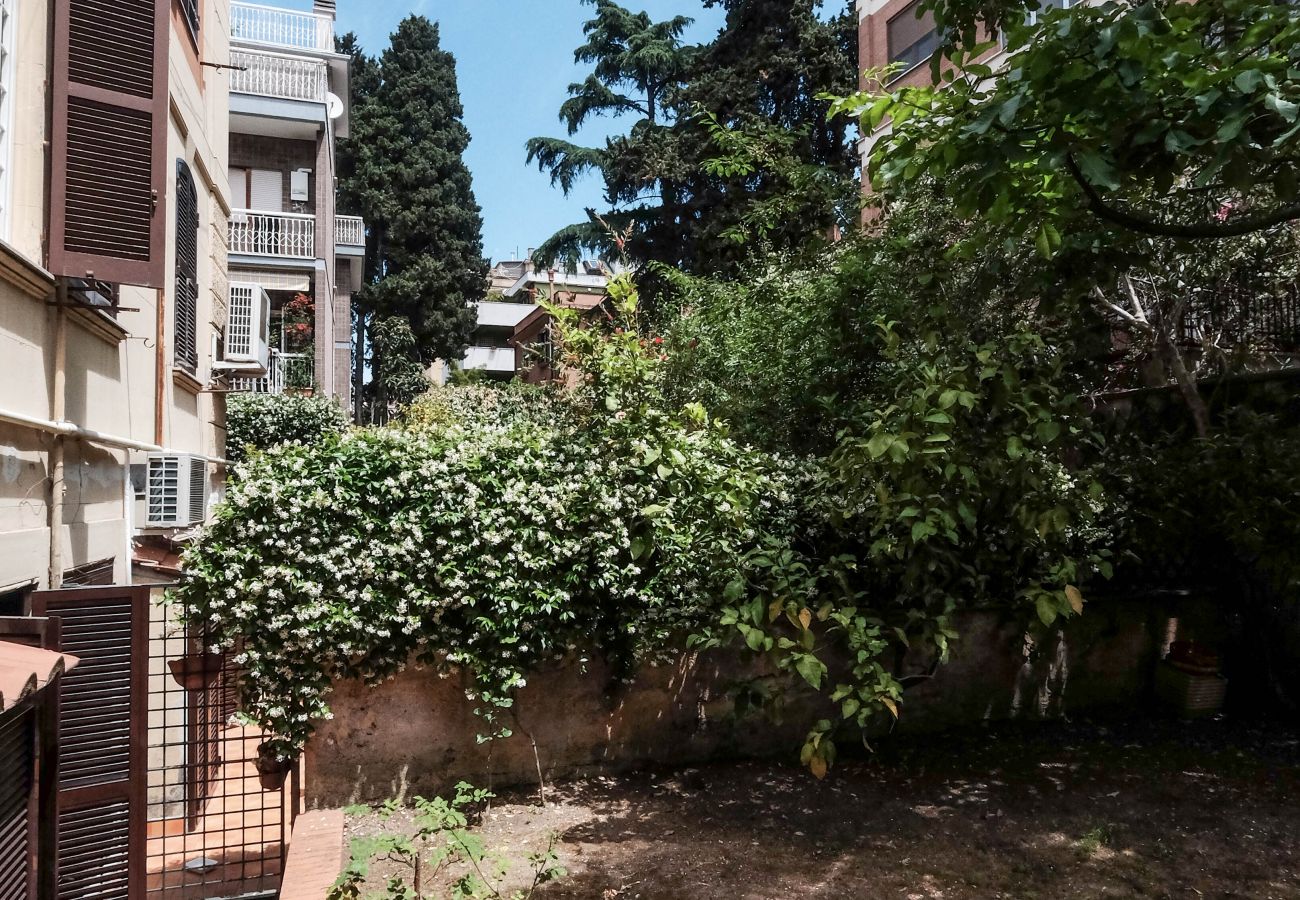 Apartment in Rome - Lush Garden Steps Away from Great Park