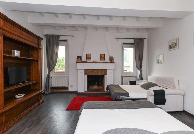 Studio in Roma - Gorgeous Trastevere Loft On The River Studio in Roma - Gorgeous Trastevere Loft On The River