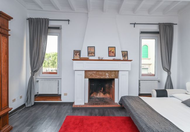 Studio in Roma - Gorgeous Trastevere Loft On The River Studio in Roma - Gorgeous Trastevere Loft On The River