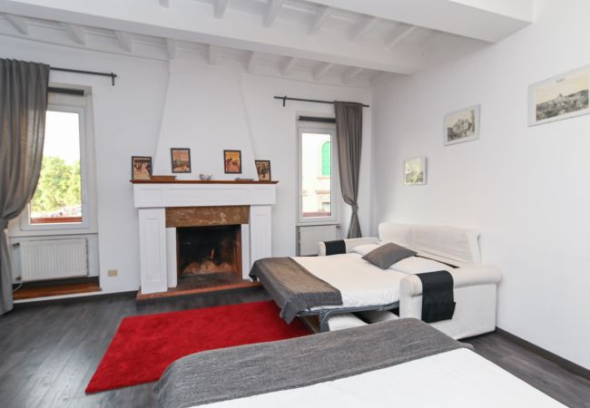 Studio in Roma - Gorgeous Trastevere Loft On The River Studio in Roma - Gorgeous Trastevere Loft On The River