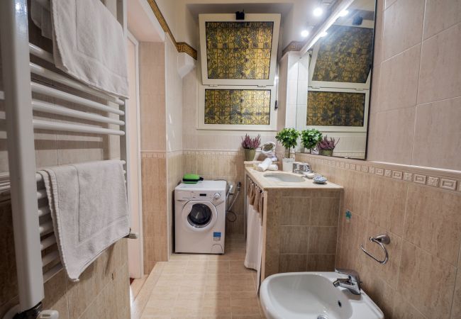 Apartment in Roma - Family 2 BR Colosseum Charming + Small Balcony Apartment in Roma - Family 2 BR Colosseum Charming + Small Balcony