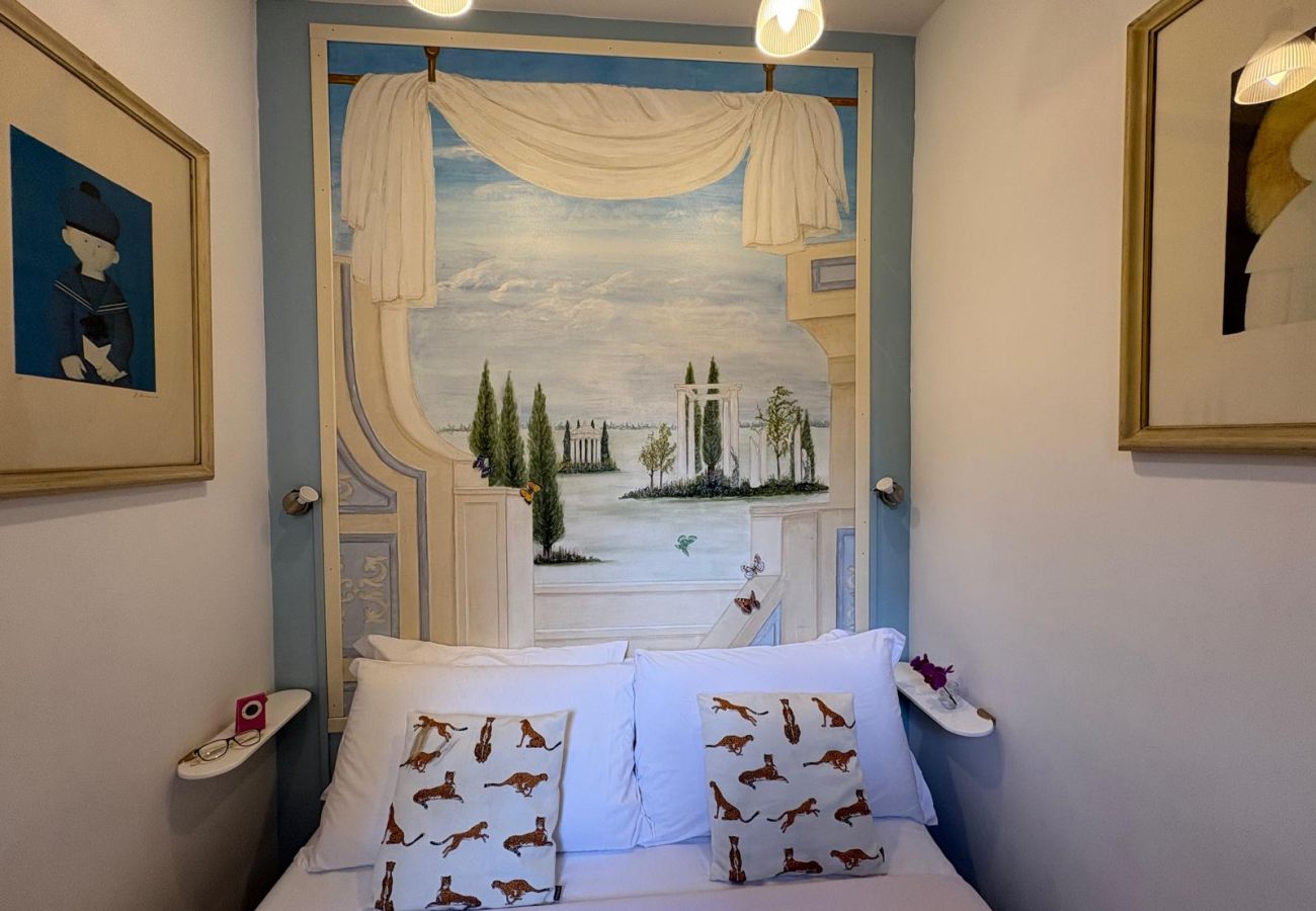 Apartment in Rome - Family 2 BR Colosseum Charming + Small Balcony