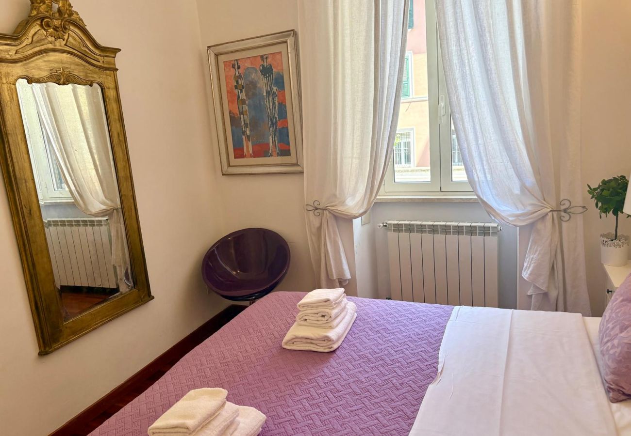 Apartment in Rome - Family 2 BR Colosseum Charming + Small Balcony