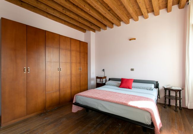 Apartment in Burano - Wondrous Palazzetto 1619 in Magical Burano Island