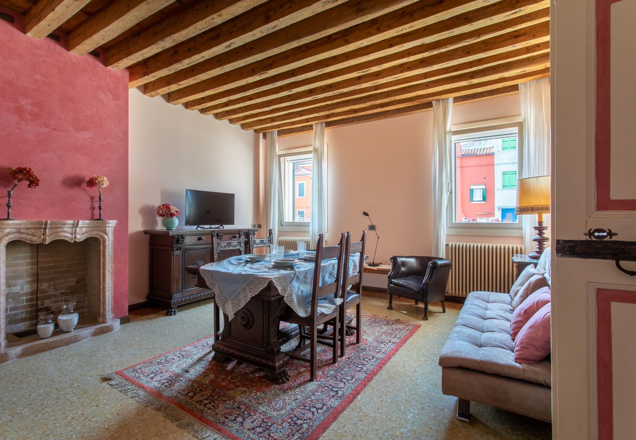 Apartment in Burano - Wondrous Palazzetto 1619 in Magical Burano Island