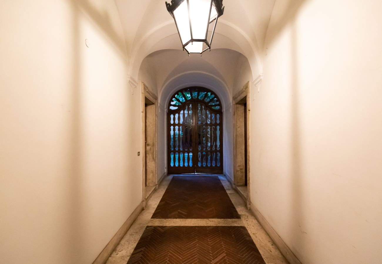 Apartment in Rome - Chic and Style in Historical Via Giulia