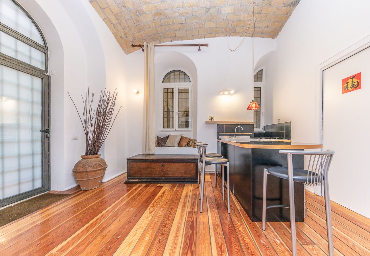 Apartment in Rome - Romantic Nest in Vibrant San Lorenzo